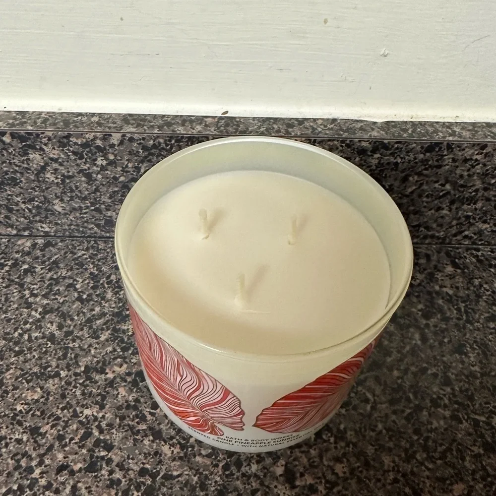 Bath and Body Works 3 Wick Candle - Picture 2 of 3